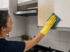 como tirar gordura acumulada do armário da cozinha